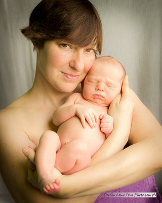 DreamComeTruePhoto - Mom and a newborn baby family photograph