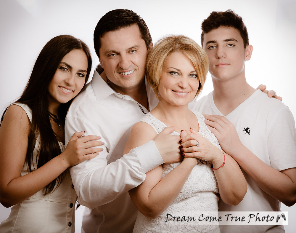 Dream Come True Photo, A Dream Photo family session with older kids and loving parents dedicated to their seniors and teens